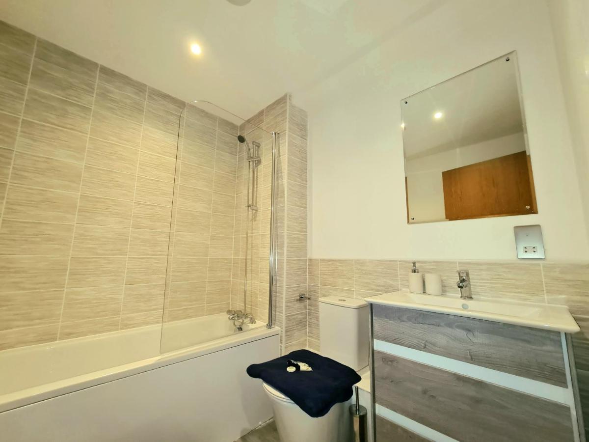 Exquisite Cosy 2-Bed Apartment In Salford 曼彻斯特 外观 照片