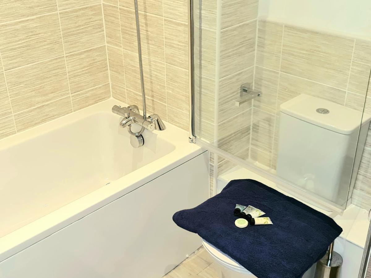 Exquisite Cosy 2-Bed Apartment In Salford 曼彻斯特 外观 照片